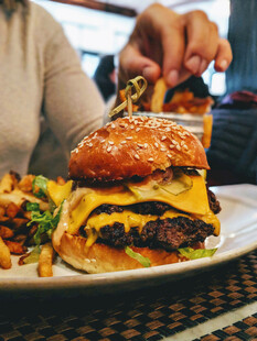 美味汉堡与配菜诱人呈现