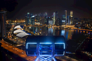 俯瞰城市夜景中的蓝色设备