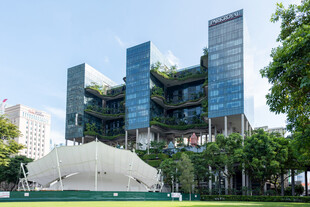 现代绿植覆盖的高楼景观