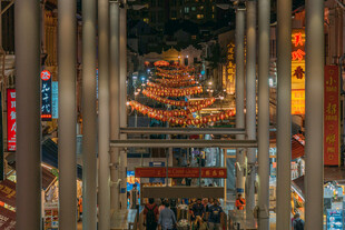 繁华都市商业街夜景