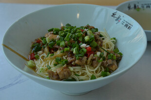 豌豆杂酱面条美食图