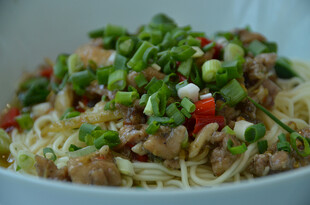 美味鸡肉拌面