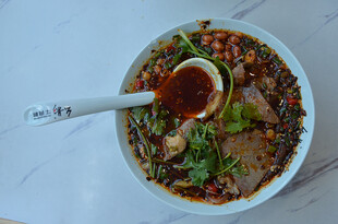 香辣美味牛肉面一碗