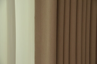 棕色竖纹窗帘特写