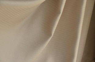 米白色褶皱布料纹理特写