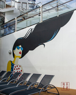 船内艺术涂鸦与休闲躺椅