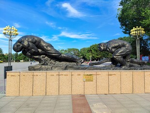 新疆石河子市军垦第一犁雕塑