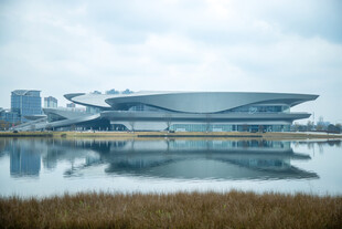 成都科幻馆建筑水边城市景观