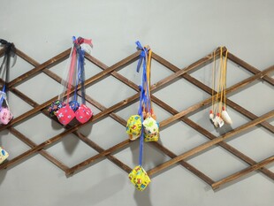 多彩钥匙扣挂于木质架上