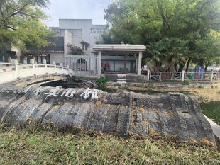 废弃场地的老旧设施