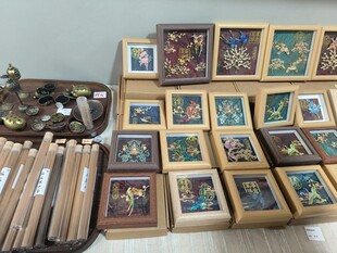 精美复古画框与画作展示