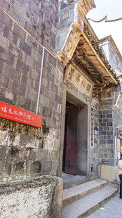 古旧建筑门前景象