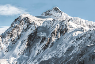 巍峨雪山壮丽景致