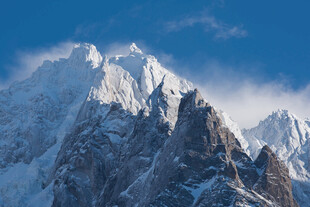 巍峨雪山壮丽景观