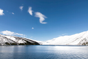 雪山下的宁静湖泊