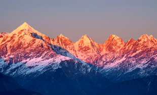 壮丽雪山日出美景