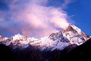 壮丽雪山映霞光