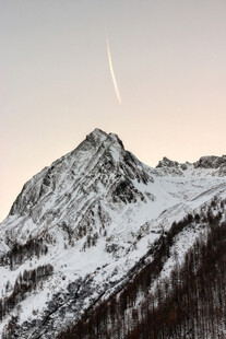 雪山天际的流星轨迹