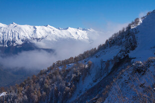 雪山云雾缭绕的壮美景色