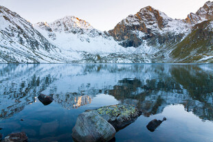 雪山倒映在静谧湖水中