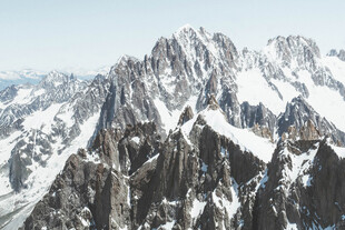 巍峨雪山壮丽景致