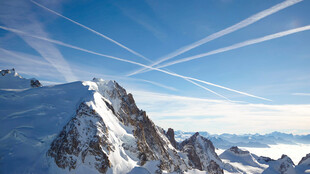 雪山蓝天壮丽美景