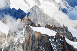 巍峨雪山壮丽景致