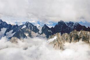 云海中的壮丽山峦景观