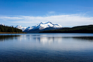 宁静湖畔雪山壮丽美景