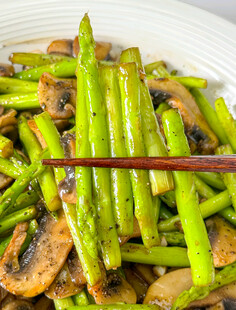 芦笋炒蘑菇