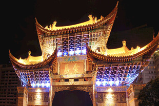 昆明金马碧鸡古建门楼夜景璀璨