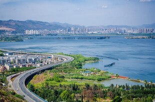 昆明滇池湖畔公路与城市风光