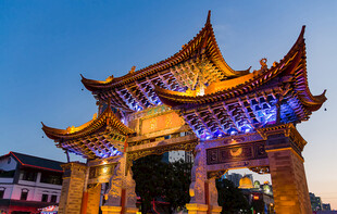 昆明金马古色古香的中式牌坊夜景