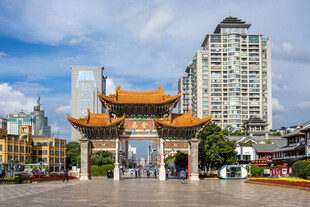 中式牌坊与现代高楼景观