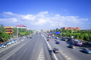 城市宽阔道路车流景象