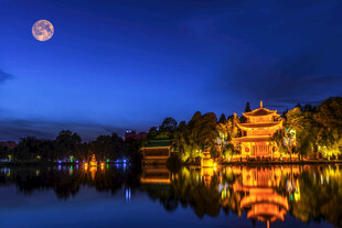 月夜古亭映湖景