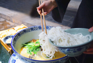 筷子夹起的美味米粉