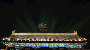 中式古建筑屋顶夜景