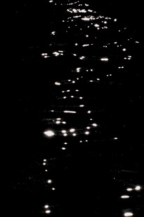 黑夜中闪烁的点点光斑