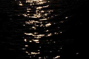 波光粼粼的水面夜景