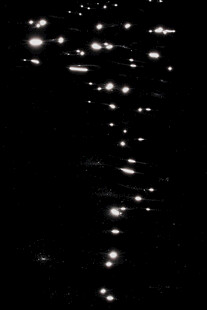 夜空中闪烁的点点波光