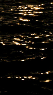 波光粼粼的水面夜景