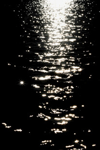 波光粼粼的水面