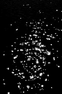 夜湖波光闪烁景象