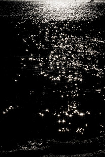 波光粼粼的水面夜景