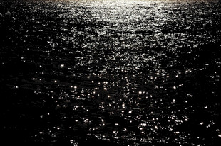 波光粼粼的水面夜景