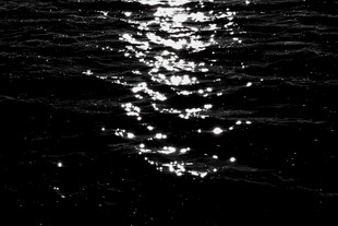 波光粼粼的水面映照月光