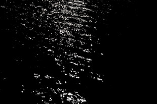 黑夜中波光粼粼的水面