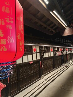 地铁站内的喜庆红灯笼