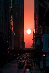 城市日落时分的街道景象